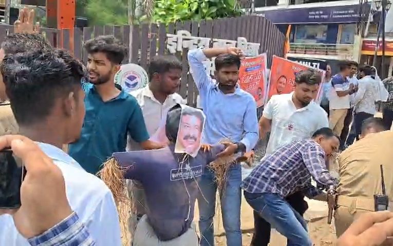 इंदिरा बाल विहार पर विरोध प्रदर्शन केंद्रीय मंत्री धर्मेंद्र प्रधान के खिलाफ नारेबाजी पुतला दहन की कोशिश नाकाम
