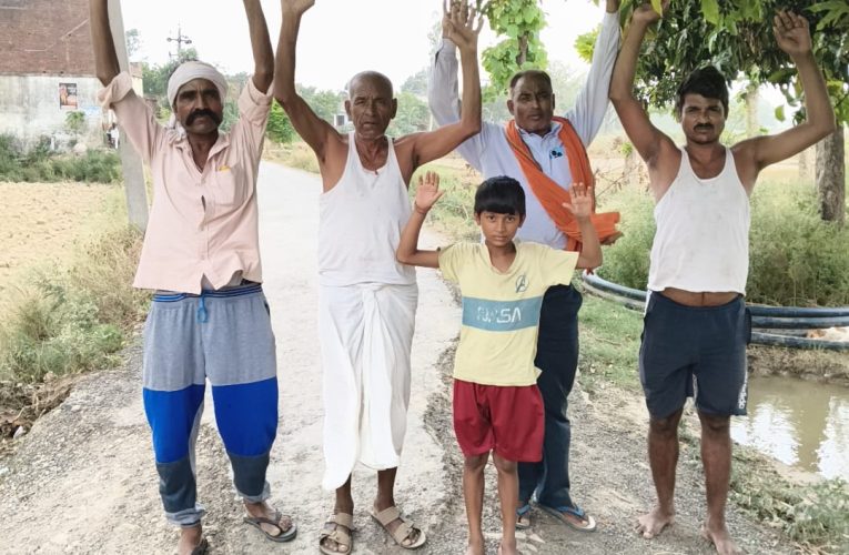 जर्जर सड़क पर फूटा ग्रामीणों का गुस्सा, प्रशासन से मरम्मत की उठाई मांग