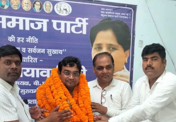 बसपा कार्यकर्ताओं ने फूल मालाओं से किया जिलाध्यक्ष संतोष कुमार जिज्ञासु का स्वागत