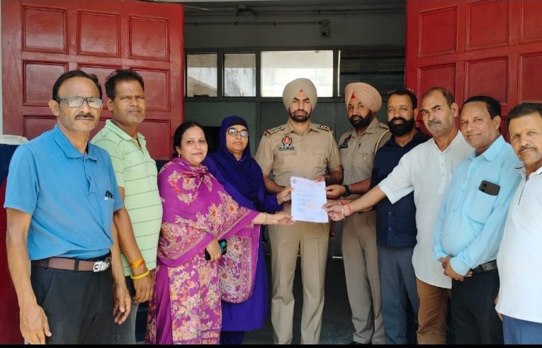 भारतीय मानवाधिकार महासंघ ने ट्राफिक व्यवस्था सुधारने हेतु डीएसपी को सौंपा ज्ञापन