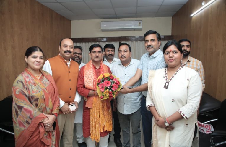 पूर्वांचल साहू समाज के लोगों ने केंद्रीय मंत्री तोखन साहू का किया स्वागत एवं अभिनन्दन
