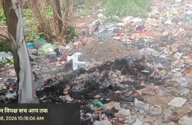 कूड़े के ढेर जलने से दमघोंटू हवा में सांस लेने को मजबूर ,नगर कौंसिल मुकेरियां मौन