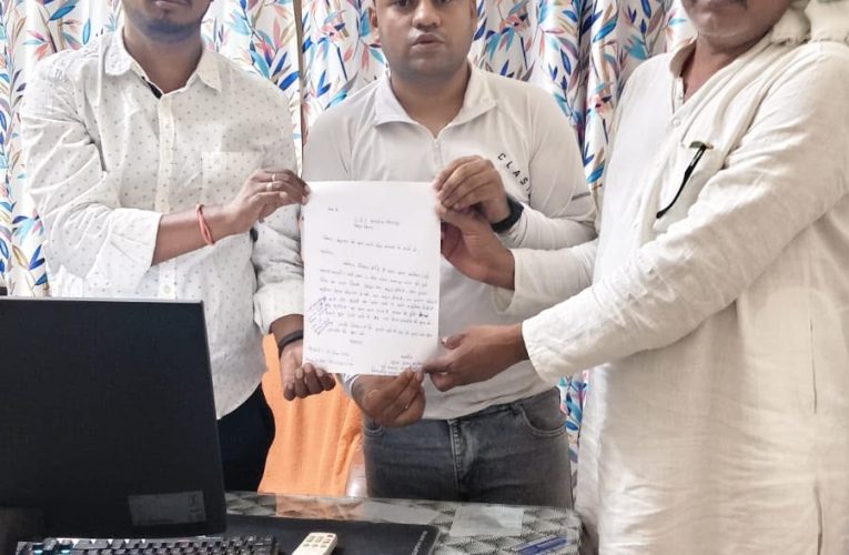 लटकते बिजली तारों से दहशत, नए पोल की मांग को लेकर एसडीओ को सौंपा ज्ञापन
