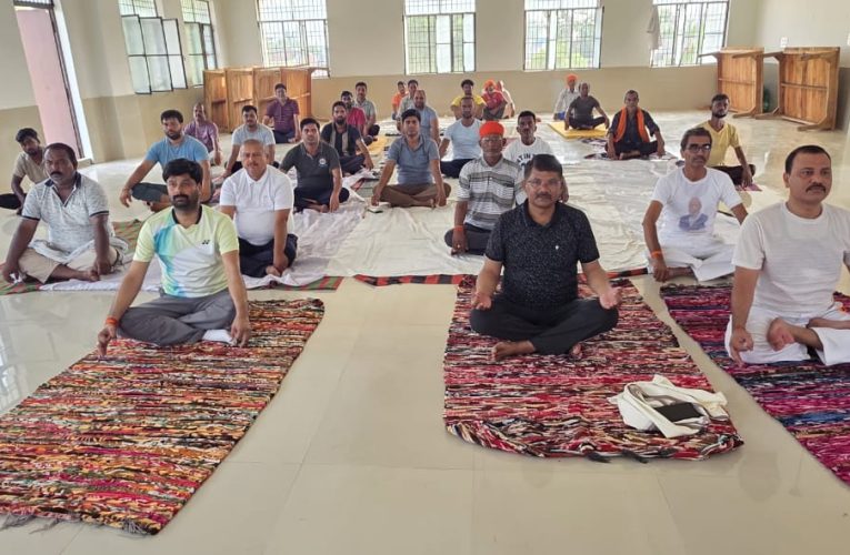 नगर पंचायत घघसरा में योग दिवस पर दिखा उत्साह, अध्यक्ष प्रभाकर दुबे ने किया योगाभ्यास