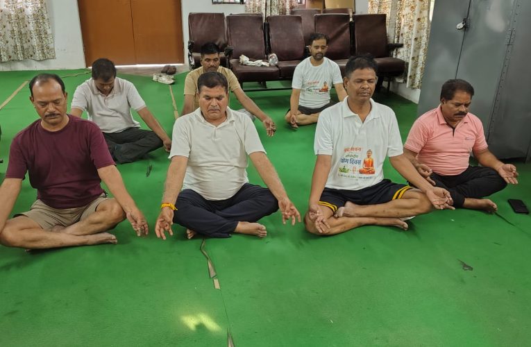 योग दिवस पर राज्य सड़क परिवहन निगम, गोरखपुर क्षेत्र कार्यशाला के कर्मचारियों ने किया सामूहिक योगाभ्यास