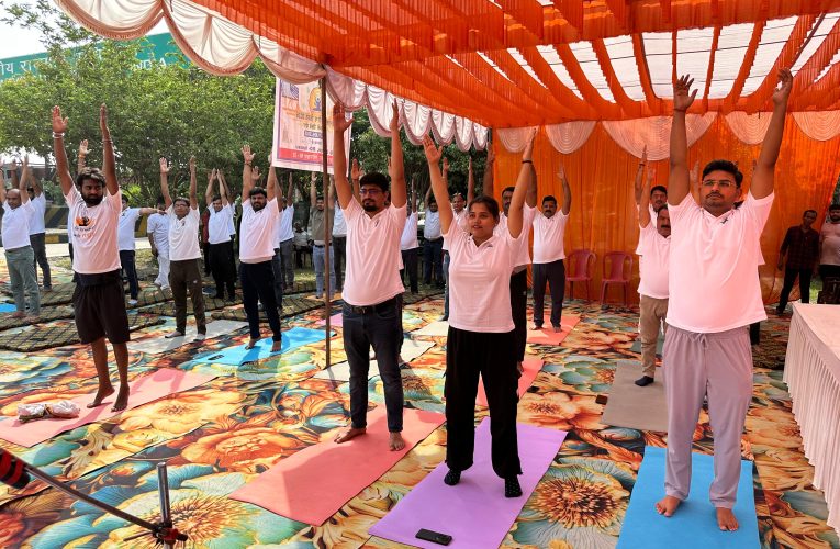 फोरलेन के तेनुआ टोल प्लाजा पर एनएचएआई के पी डी ने किया योग