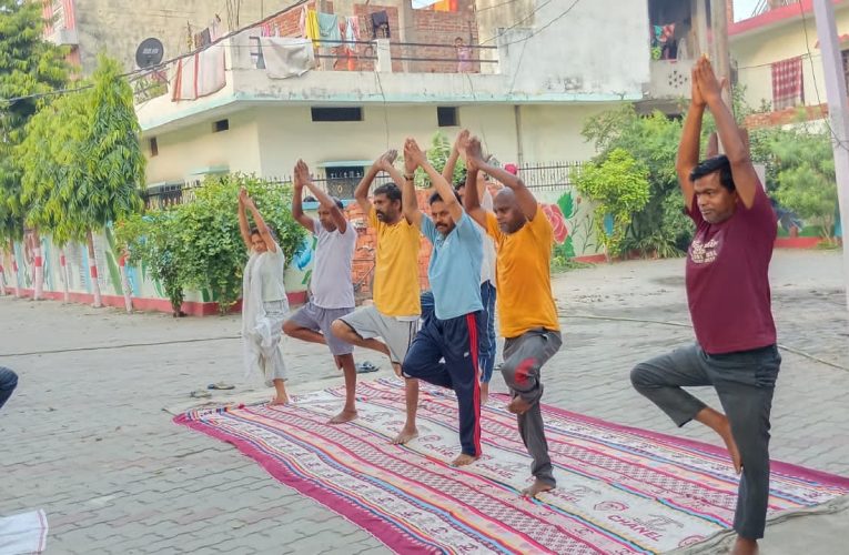 अंतर्राष्ट्रीय योग दिवस पर लोगों ने किया योगासन