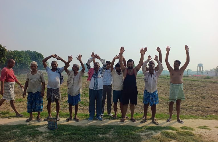 सड़क निर्माण में लापरवाही पर फूटा किसानों का गुस्सा, ठेकेदार पर अभद्रता का आरोप