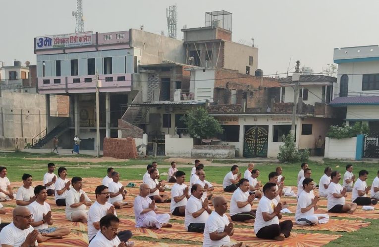 कौड़ीराम मे अन्तर्राष्ट्रीय योग दिवस पर किया गया योगाभ्यास