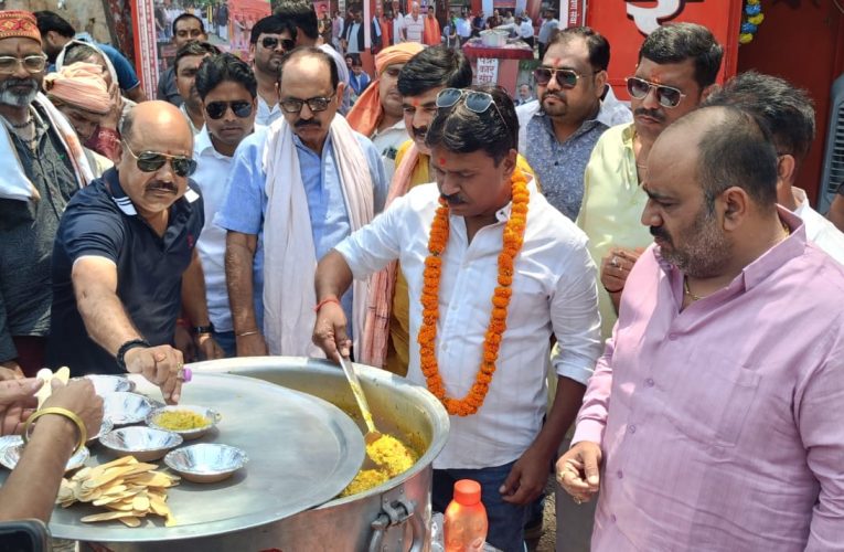 नर सेवा नारायण सेवा संस्थान ने खिचड़ी के साथ राहगीरों को पिलाया शर्बत