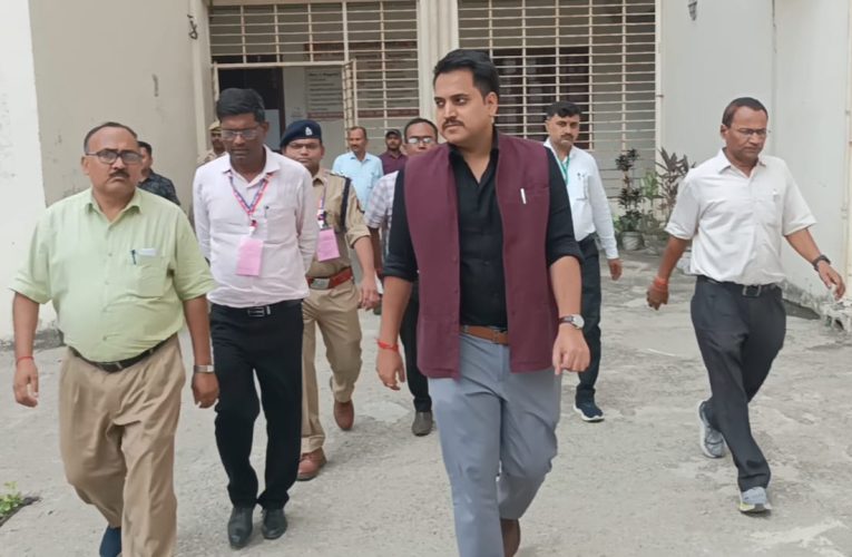 पुलिस भर्ती परीक्षा को लेकर डीएम ने किया परीक्षा केंद्र का निरीक्षण, पारदर्शिता पर दिया जोर.