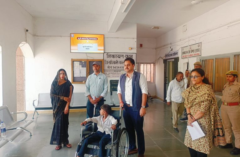 जनसुनवाई में दिखी संवेदनशीलता, डीएम ने दिव्यांग छात्र को दी नई उड़ान.पूर्वा टाइम्स – समाचार सोनभद्र -जनसुनवाई के दौरान गुरुवार को जिलाधिकारी चर्चित गौड़ ने एक दिव्यांग छात्र की समस्या का तत्काल समाधान किया। प्राथमिक विद्यालय बंजरिया के कक्षा-5 के छात्र रवि पटेल ने जिलाधिकारी को बताया कि वह दोनों पैरों से दिव्यांग है और उसे विद्यालय आने-जाने में कठिनाई होती है। उसे अब तक छात्रवृत्ति की धनराशि भी प्राप्त नहीं हुई थी। छात्र की समस्या सुनने के बाद जिलाधिकारी ने मामले को गंभीरता से लिया और संबंधित अधिकारियों को तत्काल आवश्यक कार्रवाई के निर्देश दिए। उन्होंने दिव्यांगजन सशक्तिकरण विभाग के अधिकारियों को रवि को बिना किसी देरी के व्हीलचेयर उपलब्ध कराने का निर्देश दिया, ताकि उसे विद्यालय आने-जाने में कोई परेशानी न हो जिलाधिकारी के निर्देश पर तत्काल व्यवस्था करते हुए रवि पटेल को व्हीलचेयर प्रदान की गई। इस दौरान जिलाधिकारी ने स्वयं अपने हाथों से छात्र को व्हीलचेयर सौंपकर उसका उत्साहवर्धन किया। व्हीलचेयर पाकर छात्र के चेहरे पर खुशी साफ दिखाई दी। इसके अतिरिक्त, जिलाधिकारी ने जिला बेसिक शिक्षा अधिकारी (बीएसए) को भी निर्देशित किया कि छात्र की लंबित छात्रवृत्ति राशि का सत्यापन कर शीघ्र उसके बैंक खाते में भुगतान सुनिश्चित कराया जाए। उन्होंने कहा कि पात्र विद्यार्थियों को सरकारी योजनाओं का लाभ समय पर मिलना चाहिए और इसमें किसी प्रकार की लापरवाही स्वीकार नहीं की जाएगी। जिलाधिकारी की इस पहल से छात्र रवि पटेल और उसके परिजनों को बड़ी राहत मिली। परिवार के लोगों ने प्रशासन की त्वरित कार्रवाई के लिए जिलाधिकारी का आभार व्यक्त किया। स्थानीय लोगों ने भी जिलाधिकारी के इस कदम की सराहना की, इसे सुशासन और जनकल्याण के प्रति प्रशासन की प्रतिबद्धता का उदाहरण बताया।