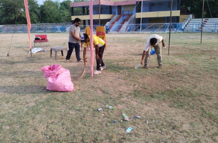ओबरा स्टेडियम की घोर उपेक्षा 7 दिन से चल रहे टूर्नामेंट में नगर पंचायत ने नहीं भेजा एक भी सफाईकर्मी, खिलाड़ी खुद झाड़ू लगाने को मजबूर