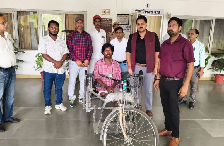 दोनों पैरों से दिव्यांग राहुल को मिला सहारा, जिलाधिकारी ने भेंट की ट्राई साइकिल