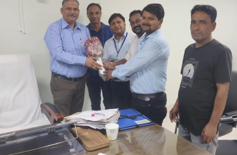इं. निखिल चतुर्वेदी ने संभाला महाप्रबंधक (प्रशासन) का कार्यभार, कर्मचारी संघ ने किया स्वागत.पूर्वा टाइम्स – समाचार सोनभद्र -ओबरा तापीय परियोजना में इं. निखिल चतुर्वेदी ने महाप्रबंधक (प्रशासन) का कार्यभार ग्रहण किया है। उत्तर प्रदेश बिजली कर्मचारी संघ ने उनका स्वागत किया और शुभकामनाएं दीं। संघ की ओबरा शाखा द्वारा आयोजित कार्यक्रम में श्री चतुर्वेदी का अभिनंदन किया गया। क्षेत्रीय मंत्री प्रदीप कुमार कनौजिया और क्षेत्रीय अध्यक्ष अजीत कुमार साहू ने संयुक्त बधाई संदेश जारी किया। संघ पदाधिकारियों ने कहा कि महाप्रबंधक (प्रशासन) के रूप में उनका कार्यभार ग्रहण करना परियोजना और कर्मचारियों के लिए एक महत्वपूर्ण अवसर है। उन्होंने विश्वास व्यक्त किया कि उनके अनुभवी नेतृत्व, प्रशासनिक दक्षता और दूरदर्शी सोच से परियोजना की कार्यक्षमता बढ़ेगी और विद्युत उत्पादन में नई उपलब्धियां हासिल होंगी। पदाधिकारियों ने यह भी कहा कि उनके कुशल प्रशासन, नेतृत्व क्षमता और तकनीकी अनुभव से ओबरा तापीय परियोजना को नई दिशा और गति मिलेगी। इससे कर्मचारियों और प्रबंधन के बीच बेहतर समन्वय स्थापित होगा, जिससे परियोजना के विकास को मजबूती मिलेगी। उत्तर प्रदेश बिजली कर्मचारी संघ ने महाप्रबंधक (प्रशासन) के सफल कार्यकाल की कामना की। इस अवसर पर अजीत कुमार साहू, प्रदीप कुमार कनौजिया के साथ यशपाल सिंह, विनोद यादव, शिवम सिंह और सौम्या चक्रवर्ती भी उपस्थित रहे।