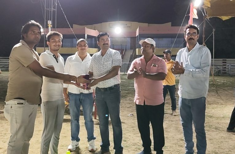 वोर्टेक्स क्लब क्रिकेट टूर्नामेंट सुपर किंग्स ने रेड बैक्स को 30 रनों से रौंदा, मुख्य अतिथि सीआईएसएफ कमांडेंट ने जड़े चौके-छक्के