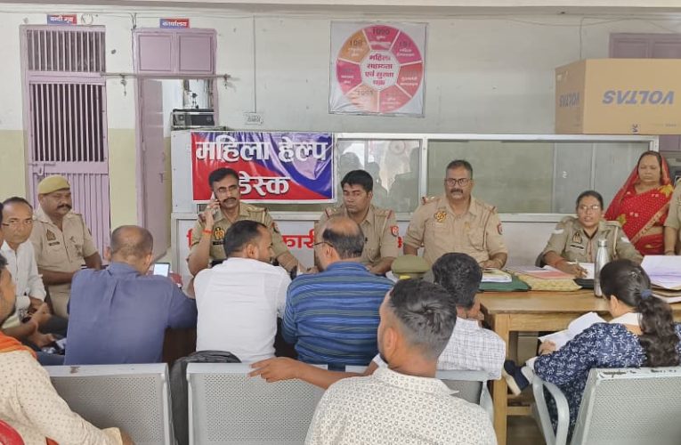 जनपद के समस्त थानों पर आयोजित हुआ थाना समाधान दिवस, शिकायतों के त्वरित एवं गुणवत्तापूर्ण निस्तारण पर दिया गया विशेष बल पूर्वा टाइम्स – समाचार सोनभद्र – जनपद सोनभद्र के समस्त थानों पर थाना समाधान दिवस का आयोजन किया गया। इस अवसर पर समस्त क्षेत्राधिकारीगण एवं थाना प्रभारीगण द्वारा संबंधित थानों पर उपस्थित होकर जनसामान्य की समस्याओं एवं शिकायतों को गंभीरतापूर्वक सुना गया तथा उनके त्वरित एवं प्रभावी निस्तारण हेतु आवश्यक निर्देश दिए गए।थाना समाधान दिवस के दौरान प्राप्त शिकायतों में से अनेक प्रकरणों का मौके पर ही निस्तारण किया गया। इस अवसर पर विशेष रूप से निर्देशित किया गया कि भूमि संबंधी समस्त विवादों एवं प्रकरणों का निस्तारण पुलिस एवं राजस्व विभाग की संयुक्त टीमों द्वारा आपसी समन्वय स्थापित करते हुए किया जाए, जिससे फरियादियों को अनावश्यक रूप से विभिन्न कार्यालयों के चक्कर न लगाने पड़ें तथा प्रकरणों का त्वरित, निष्पक्ष एवं न्यायसंगत निस्तारण सुनिश्चित किया जा सके।जनपद में पूर्व से पुलिस विभाग से संबंधित 23 तथा राजस्व विभाग से संबंधित 111 प्रार्थना पत्र लंबित थे। आज आयोजित थाना समाधान दिवस में पुलिस विभाग से संबंधित कुल 05 प्रार्थना पत्र प्राप्त हुए तथा कुल 14 प्रार्थना पत्रों का मौके पर ही निस्तारण किया गया। वहीं राजस्व विभाग से संबंधित कुल 222 प्रार्थना पत्र प्राप्त हुए तथा 84 प्रार्थना पत्रों का मौके पर ही निस्तारण किया गया।शेष प्रार्थना पत्रों के संबंध में संबंधित अधिकारियों को निर्देशित किया गया कि वे नियमानुसार आवश्यक कार्यवाही करते हुए शिकायतों का शीघ्र, पारदर्शी एवं गुणवत्तापूर्ण निस्तारण सुनिश्चित करें।