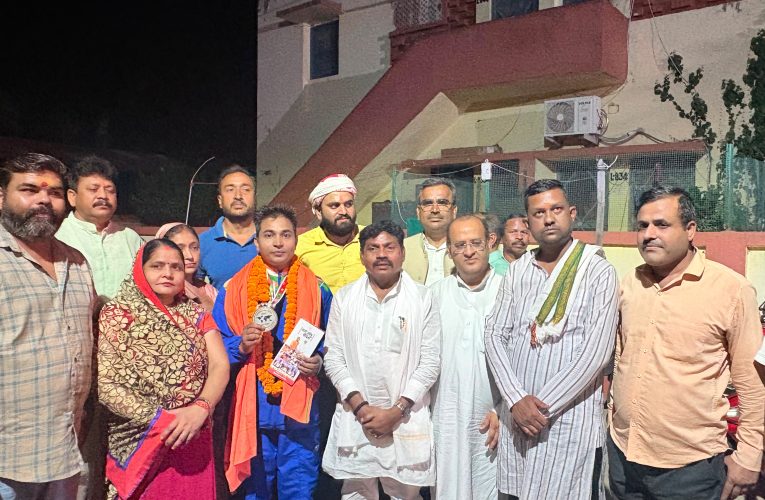 रवि सिंह को बधाई देने पहुंचे उत्तर प्रदेश सरकार के समाज कल्याण राज्य मंत्री संजीव कुमार गोड़