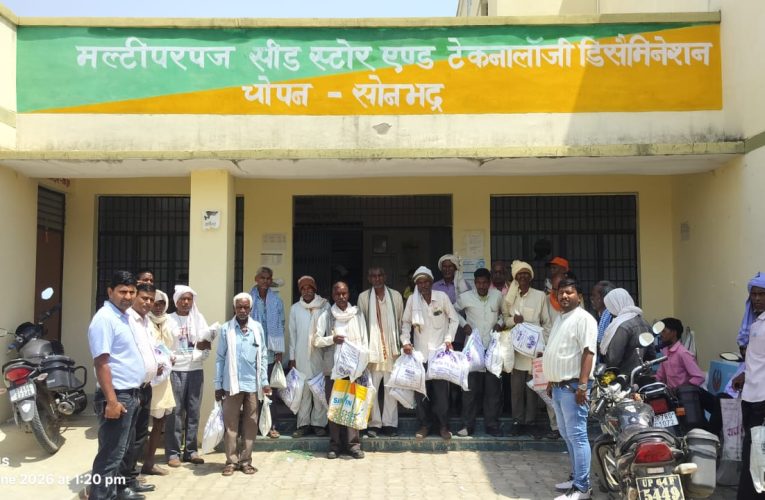 राजकीय कृषि बीज भंडार किसान कल्याण केंद्र सिन्दुरियाँ पर विज वितरण हुआ पूर्वा टाइम्स – समाचार सोनभद्र -चोपन मे सिन्दुरियाँ राजकीय कृषि बीज विभाग द्वारा किसानो को UPDASP योजना के अंतर्गत ग्राम सभा पनारी, घटिहटा , अदलगंज, जमुअल, बर्दिया, ।हर्रा,पड़रक्ष , कोटा,कूल लगभग चोपन ब्लॉक के 30 ग्राम सभा के कृषक बंधुओ को हरी खाद, मिश्रित हरी खाद, और धान का बीज निशुल्क वितरण लाभान्वित लगभग 1 सप्ताह से किया जा रहा हैकृषक बंधुओ को पहले आओ पहले पाओ के आधार पर बीज वितरण किया जा रहा हैबीज वितरण UPDASP के डिस्ट्रिक्ट मैनेजर हरद्वारी लाल कुशवाहा UPDASP से पाटेश्वरी वर्मा ,सहायक विकास अधिकारी कृषि चोपन पंकज कुमार यादव, प्रभारी राजकीय कृषि बीज भंडार विपिन शर्माऔर समस्त कर्मचारी शुशील , भुवनेश्वर समस्त और बहुत गावो के लोगो की उपस्थिति में हुआ किसानो को वितरण किया गया