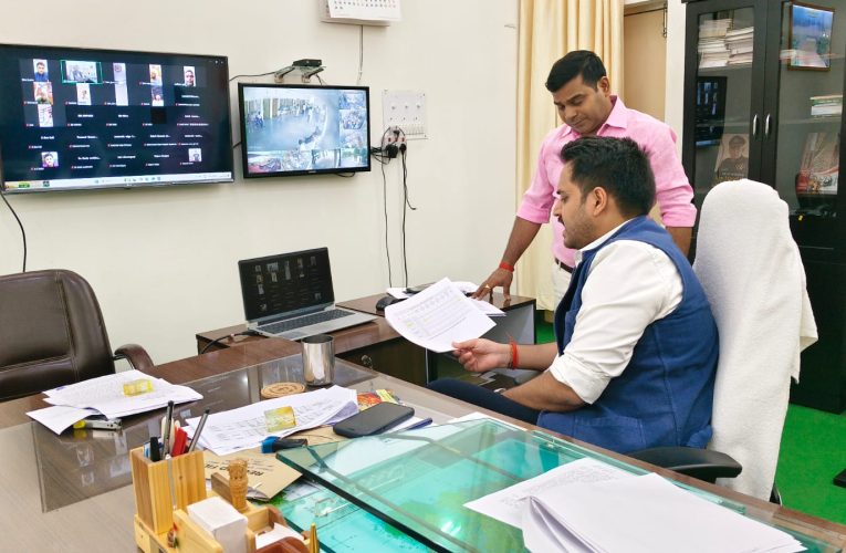 आईजीआरएस शिकायतों की समीक्षा में जिलाधिकारी सख्त