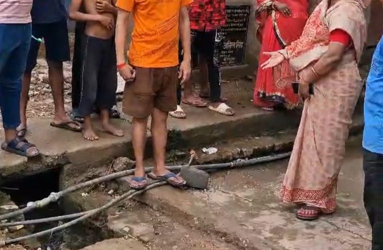 रेणुकूट में पहली ही बरसात ने खोली विकास के दावों की पोल पूर्व नपं अध्यक्ष ने किया वार्डों का दौरा, वर्तमान नेतृत्व पर तीखा हमला