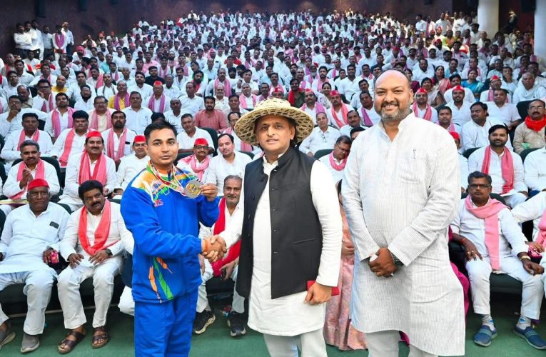 उत्तर प्रदेश के पूर्व मुख्यमंत्री अखिलेश यादव ने हिण्डालको रेणुकूट के कर्मचारी रवि सिंह को सम्मानित किया |