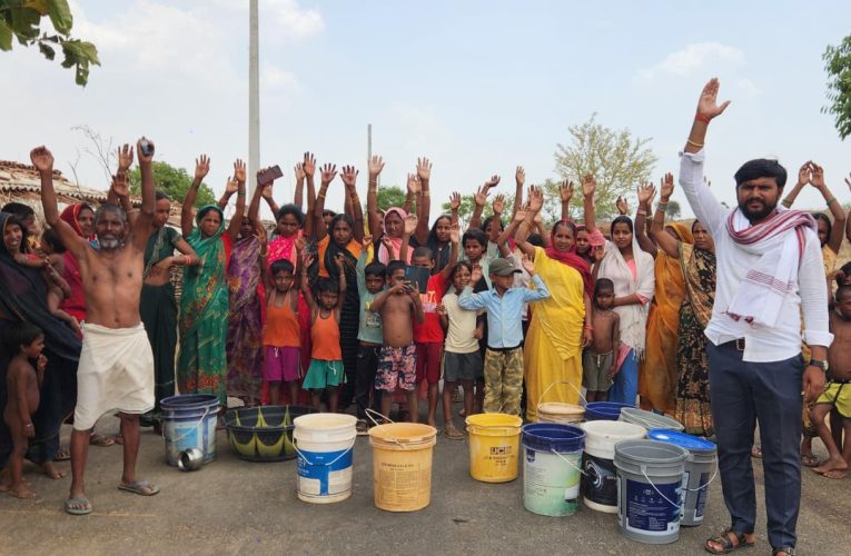 कोटा के मिटीहिनिया में आवास, बिजली और पेयजल की मांग को लेकर ग्रामीण महिलाओं का प्रदर्शन