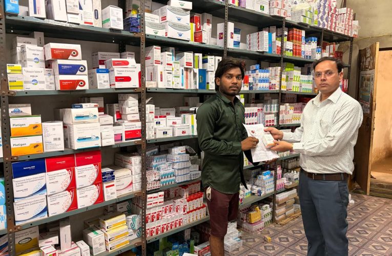 जिलाधिकारी के निर्देश पर अनपरा में मेडिकल एजेंसियों पर छापेमारी, नशीली दवाओं की बिक्री की हुई जांच