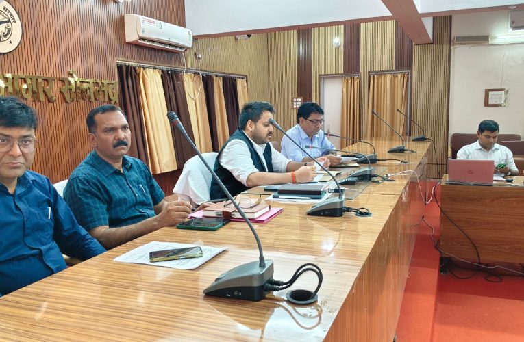 मतदेय स्थलों के भौतिक सत्यापन को लेकर जिला निर्वाचन अधिकारी ने की समीक्षा बैठक
