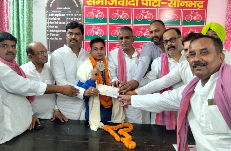 रवि सिंह का हुआ भव्य सम्मान, U.P के पूर्व मुख्यमंत्री माननीय अखिलेश यादव ने दी एक लाख रुपये की प्रोत्साहन राशि |