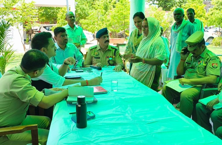 जिलाधिकारी एवं पुलिस अधीक्षक ने चोपन थाना दिवस में सुनीं जनशिकायतें, गुणवत्तापूर्ण निस्तारण के दिए निर्देश