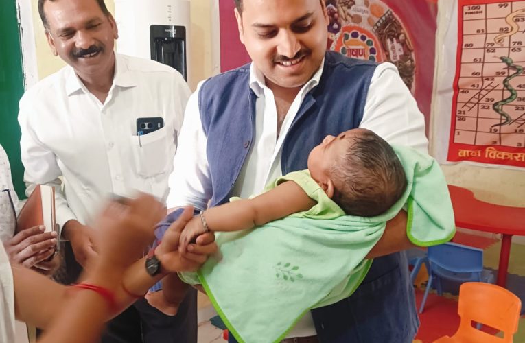 जिलाधिकारी ने प्राथमिक विद्यालय लोढ़ी के आगनबाड़ी केंद्र में नवजात शिशु को पोलियो की खुराक पिलाकर किया सघन पल्स पोलियो महाअभियान का शुभारंभ