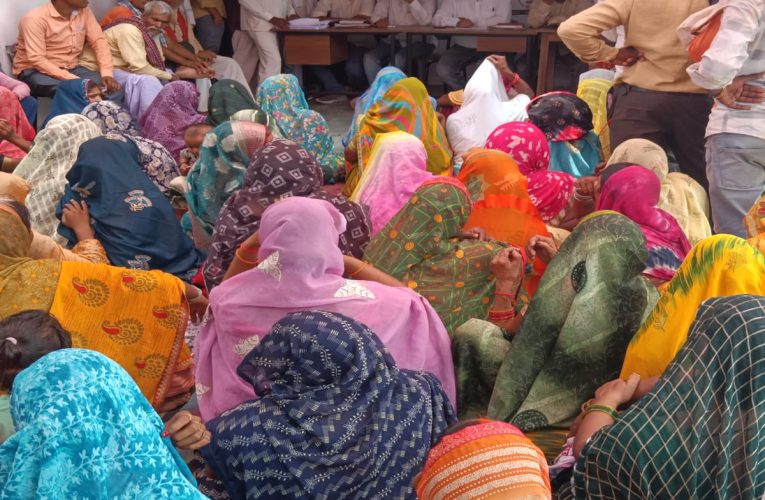 जन चौपाल में पढ़ी जा रही आवास प्लस सर्वेक्षण-2024 की पात्रता सूची, ग्रामीणों को आपत्ति दर्ज कराने का अवसर
