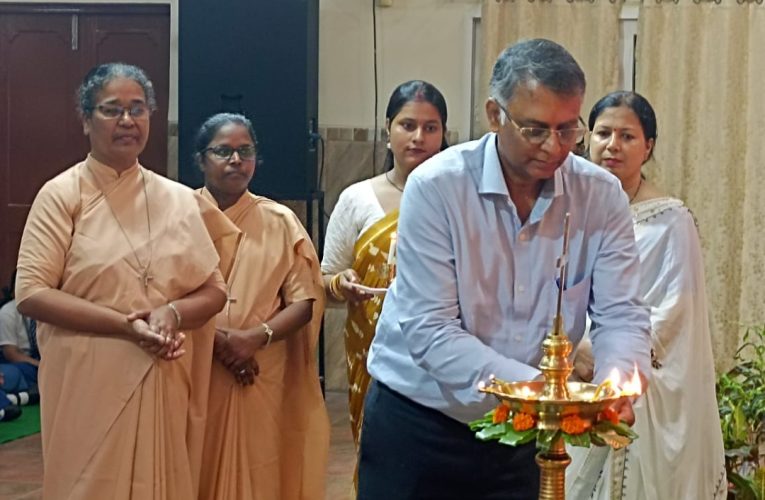 कार्मल गर्ल्स इंटर कॉलेज, सिविल लाइन्स, गोरखपुर में सकुशल संपन्न हुआ मेधावी छात्राओं का सम्मान समारोह