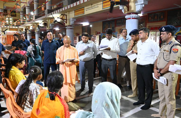 जनसेवा सर्वोपरि : प्रतिकूल मौसम में भी सीएम योगी ने किया जनता दर्शन