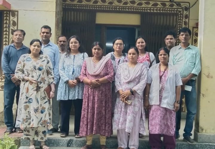 लखनऊ से आयी टीम ने मरीजों की सुविधाओं दवा भंडारण और ओटी व्यवस्था का लिया जायजा
