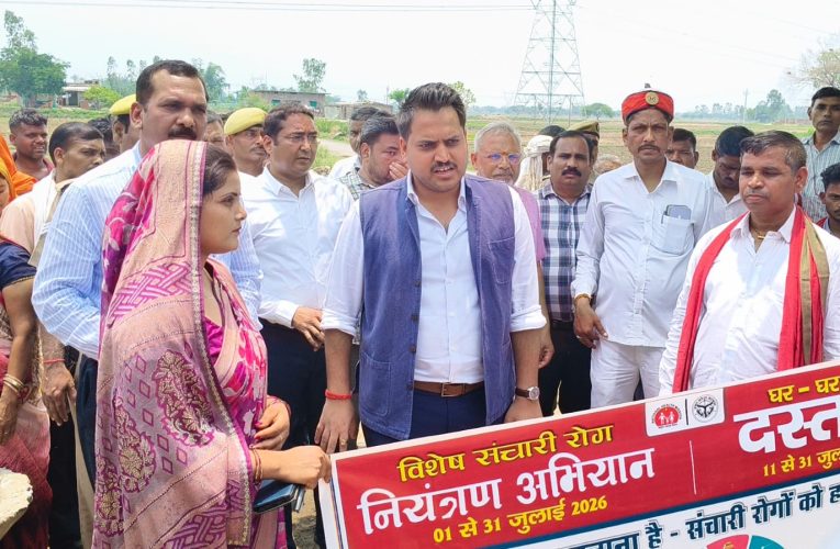 जिलाधिकारी की नई पहल गांव की गलियों में उतरकर संचारी रोग नियंत्रण अभियान का किया शुभारंभ, ग्रामीणों ने की सराहना