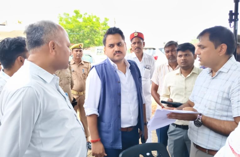 पगडंडी के सहारे खेत पहुंचे जिलाधिकारी, जीएनएसएस रोवर से पैमाइश अभियान का किया शुभारंभ
