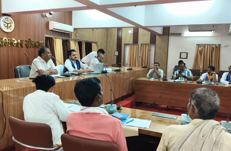 जिलाधिकारी ने राजनैतिक दलों के प्रतिनिधयों के साथ की बैठक