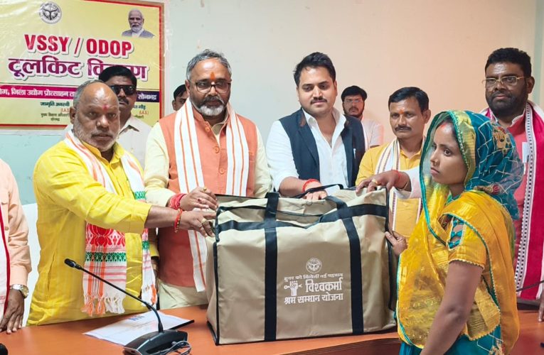 प्रभारी मंत्री ने 10 लाभार्थियों को टूलकिट का किया वितरण