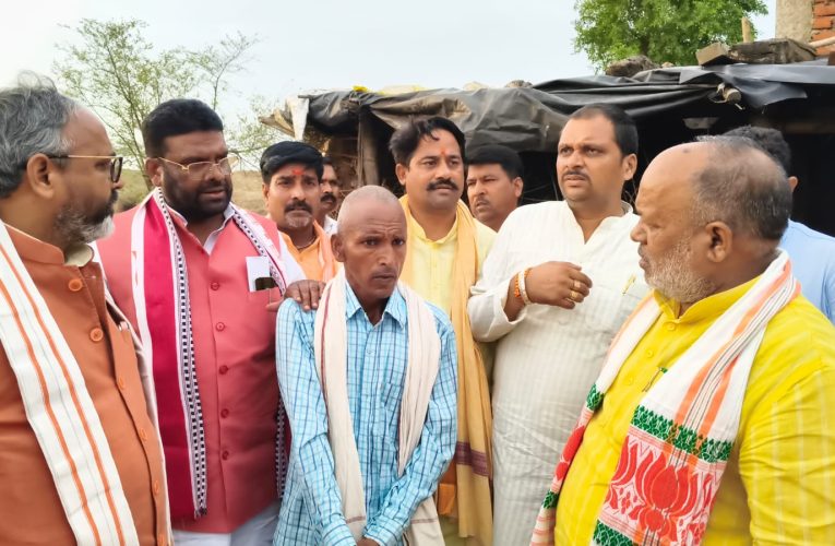 प्रभारी मंत्री ने सोन नदी में डूबने से मृत तीन बच्चों के परिजनों से की मुलाकात