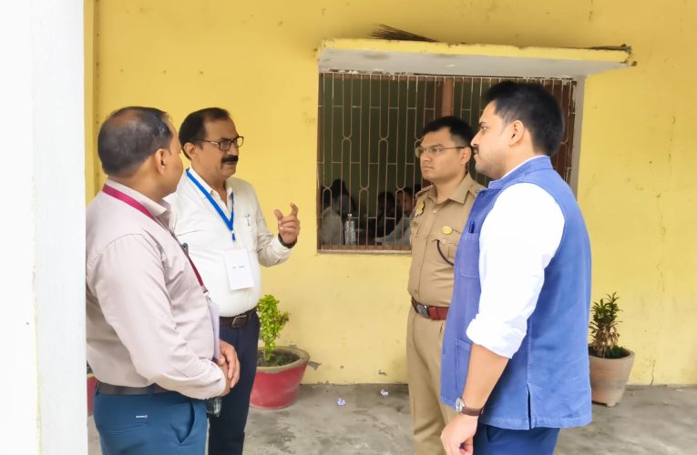 जिलाधिकारी एवं पुलिस अधीक्षक ने यू0पी0 टी0ई0टी0 परीक्षा केंद्रों का किये निरीक्षण