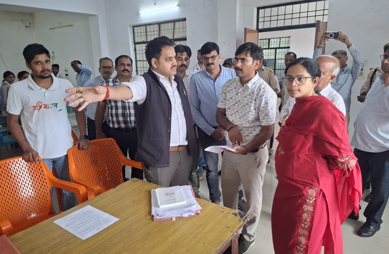 जिलाधिकारी चर्चित गौड़ ने राजकीय जिला पुस्तकालय का किया औचक निरीक्षण