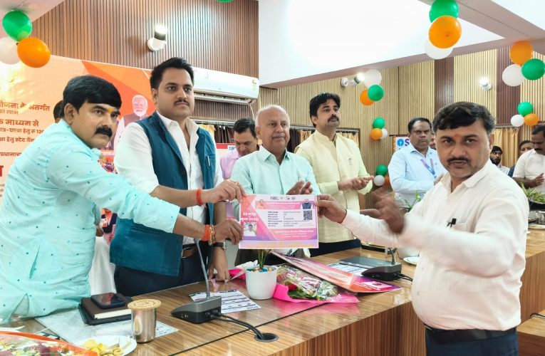 मुख्यमंत्री शिक्षक कैशलेस चिकित्सा योजना का शुभारंभकलेक्ट्रेट सभागार में मुख्यमंत्री के संबोधन का हुआ सजीव प्रसारण