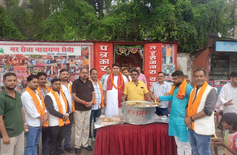 नर सेवा नारायण सेवा के तहत शनिवार को बांटी गई खिचड़ी और फल