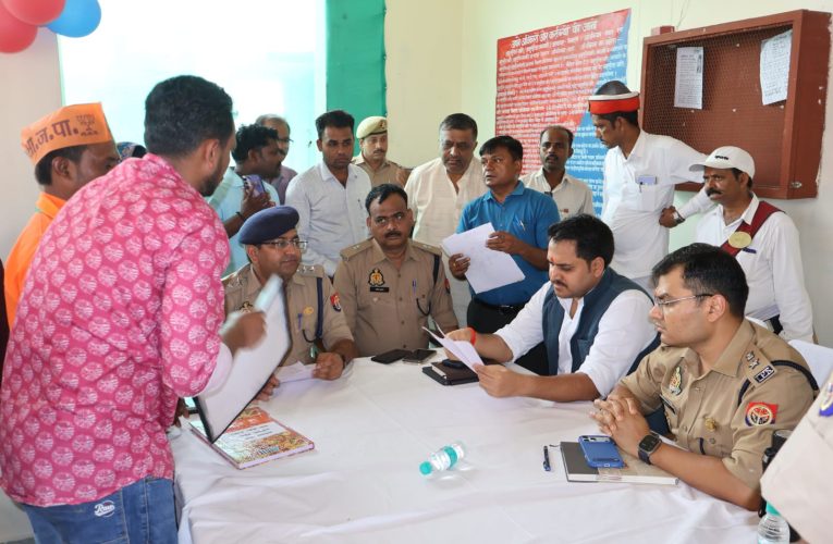 ओबरा थाना दिवस में जिलाधिकारी एवं पुलिस अधीक्षक ने सुनीं जनशिकायतें