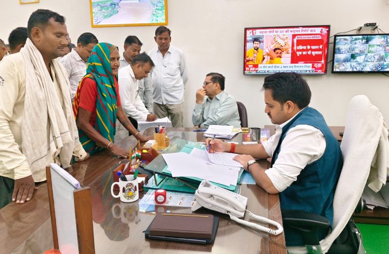 जनसुनवाई में जिलाधिकारी ने सुनीं फरियादियों की समस्याएं