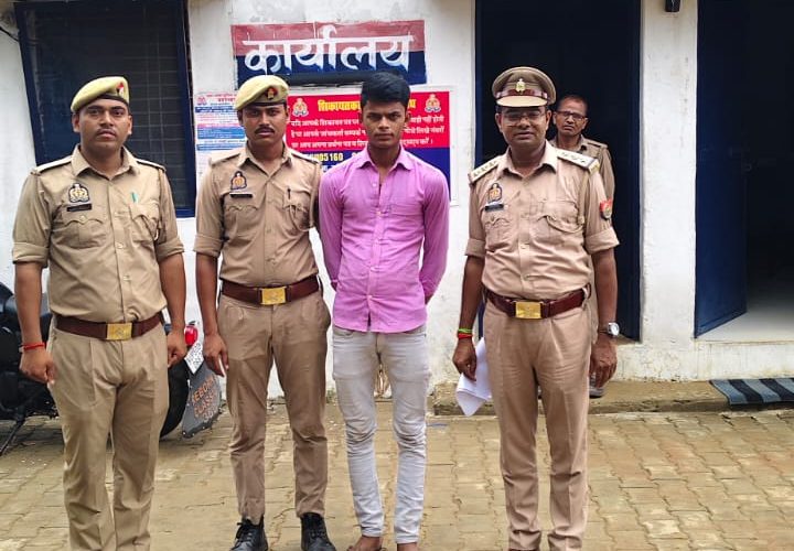 थाना जुगैल पुलिस ने नाबालिग बालिकाओं को बहला-फुसलाकर सूरत (गुजरात) ले जाने वाले अभियुक्त को किया गिरफ्तारपूर्वा टाइम्स – समाचारसोनभद्र। पुलिस अधीक्षक सोनभद्र अभिषेक वर्मा के निर्देशन, अपर पुलिस अधीक्षक (मुख्यालय)अनिल कुमार के पर्यवेक्षण तथा क्षेत्राधिकारी ओबरा प्रभात राय के कुशल मार्गदर्शन में अपराध एवं महिला/बालिका सुरक्षा के दृष्टिगत चलाए जा रहे अभियान के क्रम में थाना जुगैल पुलिस द्वारा एक महत्वपूर्ण कार्रवाई करते हुए मु0अ0सं0- 86/2026 से संबंधित अभियुक्त को गिरफ्तार किया गया।दिनांक 08.07.2026 को थाना जुगैल क्षेत्र के एक निवासी द्वारा सूचना दी गई कि उसकी पुत्री एवं उसके परिजन की नाबालिग पुत्री दिनांक 01.07.2026 से बिना बताए घर से कहीं चली गई हैं। सूचना के आधार पर थाना जुगैल पर गुमशुदगी दर्ज कर तत्काल खोजबीन प्रारंभ की गई। पुलिस द्वारा संभावित स्थानों पर तलाश एवं संदिग्ध व्यक्तियों से पूछताछ की गई।दिनांक 10.07.2026 को दोनों नाबालिग बालिकाएं सकुशल अपने घर वापस आ गईं। उनके बयान एवं विवेचना के दौरान प्राप्त साक्ष्यों से यह तथ्य प्रकाश में आया कि अभियुक्त विनोदमोदनवाल उर्फ बाबा पुत्र कल्लू हलवाई, निवासी ग्राम भरहरी, थाना जुगैल, जनपद सोनभद्र, मोबाइल फोन के माध्यम से दोनों बालिकाओं के संपर्क में रहता था तथा उन्हें बहला-फुसलाकर अपने साथ सूरत (गुजरात) ले गया था।विवेचना में पर्याप्त साक्ष्य प्राप्त होने पर थाना जुगैल पर मु0अ0सं0- 86/2026 में धारा 137(2), 64(1) भारतीय न्याय संहिता (BNS) एवं 3/4 पॉक्सो अधिनियम के अंतर्गत अभियोग पंजीकृत किया गया। तत्पश्चात थाना जुगैल पुलिस टीम द्वारा दिनांक 17.07.2026 को समय लगभग 11:00 बजे भरहरी तिराहे के पुल के पास से अभियुक्त को गिरफ्तार कर नियमानुसार अग्रिम विधिक कार्यवाही की गई।गिरफ्तार अभियुक्त का विवरण