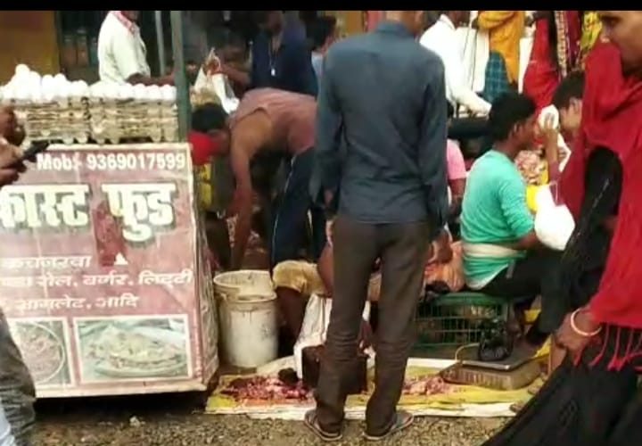 कचनरवा बाजार में मीट विक्रेताओं के हौसलें बुलंद , खुलेयाम बेचा जा रहा है मीट