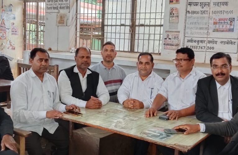 पूर्वा टाइम्स – समाचारसोनभद्र 22 जुलाई 2026 भारतीय विधिक सहायता एसोसिएशन की एक महत्वपूर्ण बैठक आज दोपहर 12:00 बजे अधिवक्ता भवन, तहसील परिसर, रॉबर्ट्सगंज, सोनभद्र में एक संगोष्ठी आयोजित की गई। जिसकी अध्यक्षता वरिष्ठ अधिवक्ता राजेश कुमार यादव ने किया !राष्ट्रीय अध्यक्ष संदीप जायसवाल ने अपने संबोधन में कहा कि भारतीय तिरंगा केवल एक ध्वज नहीं, बल्कि देश के गौरव, स्वतंत्रता संग्राम के बलिदानों और करोड़ों भारतीयों की भावनाओं का प्रतीक है। प्रत्येक नागरिक का कर्तव्य है कि वह तिरंगे का सम्मान करते हुए राष्ट्रहित एवं संविधान के आदर्शों के प्रति अपनी निष्ठा बनाए रखे।राष्ट्रीय संयोजक पवन कुमार सिंह एडवोकेट ने कहा कि, “राष्ट्रीय तिरंगा हमें एकता, भाईचारे और राष्ट्र सेवा की प्रेरणा देता है। आज आवश्यकता है कि हम युवा पीढ़ी को संविधान, लोकतांत्रिक मूल्यों तथा राष्ट्रध्वज के सम्मान के प्रति जागरूक करें, जिससे देश की एकता और अखंडता और अधिक सशक्त हो सके।संगोष्ठी में उपस्थित अधिवक्ताओं एवं सदस्यों ने राष्ट्रीय ध्वज के सम्मान तथा संविधान के मूल आदर्शों के प्रति अपनी प्रतिबद्धता व्यक्त करते हुए राष्ट्र निर्माण में सक्रिय योगदान देने का संकल्प लिया। संगोष्ठी का संचालन अधिवक्ता राजकुमार पटेल ने किया !इस अवसर पर विमल प्रसाद सिंह, रियाज़ खान, सुरेश सिंह कुशवाहा, कामता प्रसाद यादव, टीटू प्रसाद गुप्ता, आदर्श देव पांडेय, शाहनवाज आलम खान, दशरथ यादव, संतोष चतुर्वेदी,अजित कश्यप,राहुल जैन, धीरेंद्र पटेल आदि लोग संगोष्ठी में उपस्थित रहे !